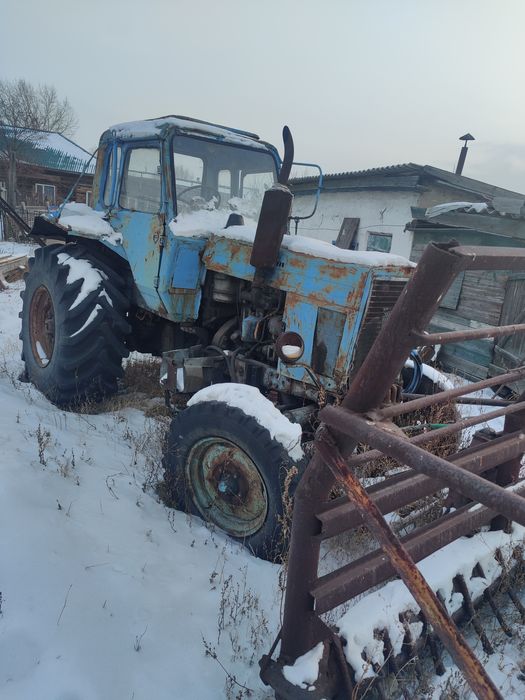 Трактор МТЗ-80 на ходу