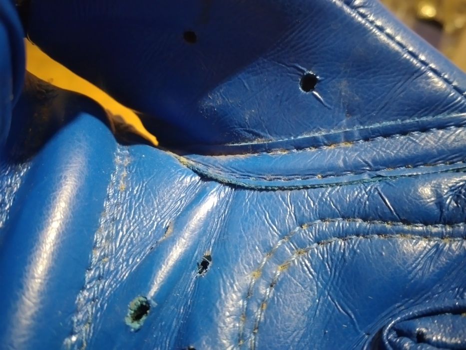 Перчатки 6 Oz и бинты 4м. Рядом с Каргу.