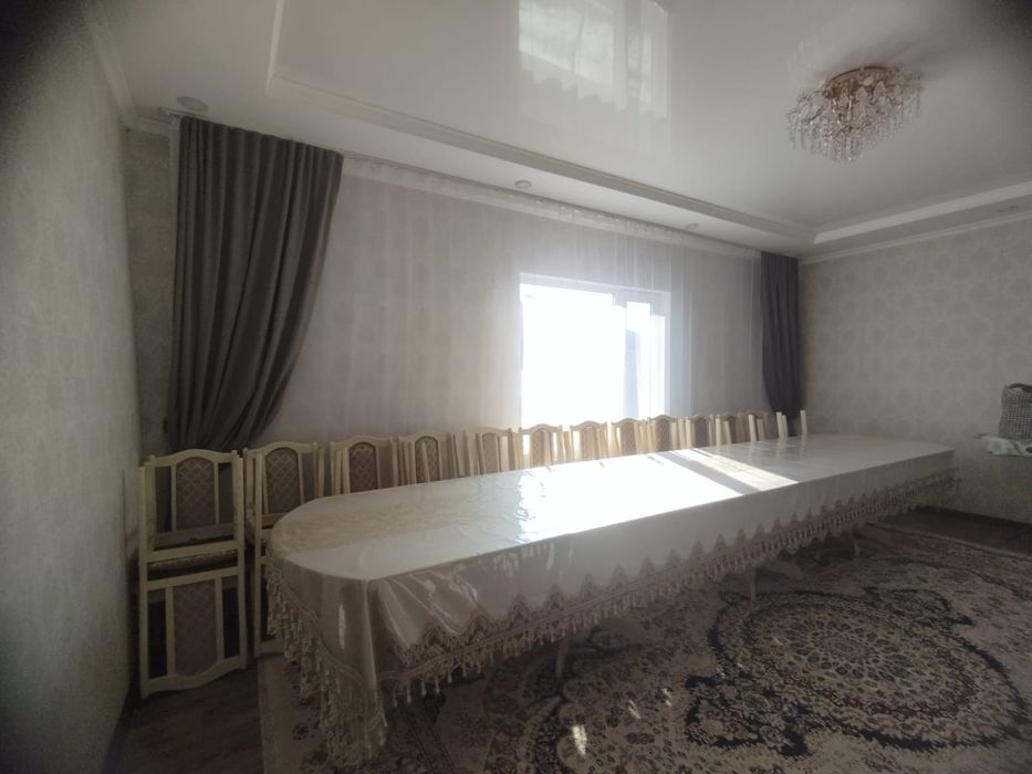 Гостинный стол с 24 стульями