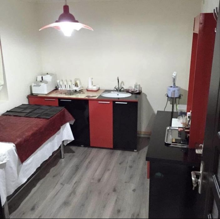 Inchiriez camera cosmetica si doua posturi coafor