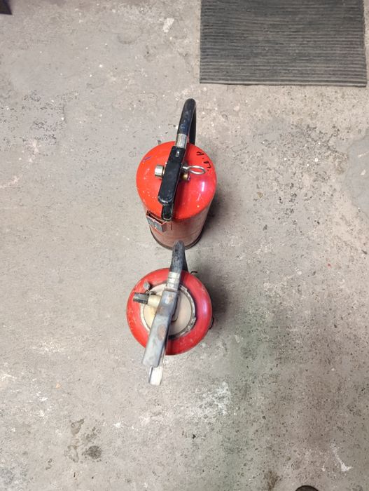 Пожарогасител -2 броя по 6 кг