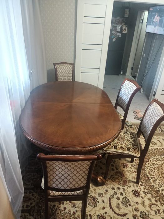 Продаётся стол со стульями.