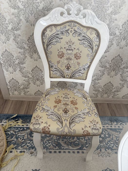 Стол со стульями
