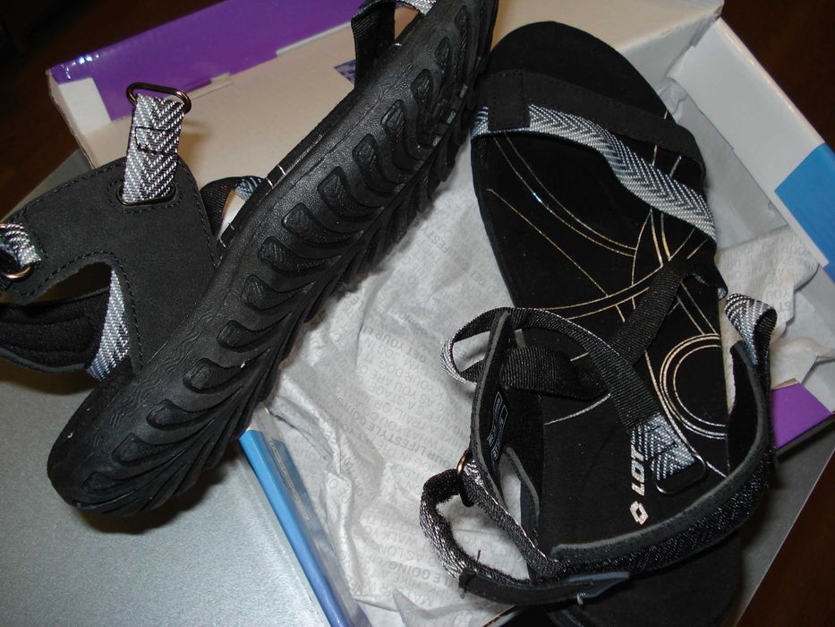 Продавам нови дамски сандали №38.