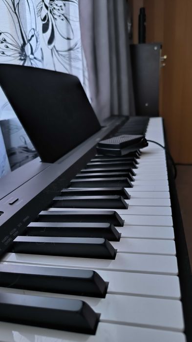 Yamaha p145B со стойкой и педалью