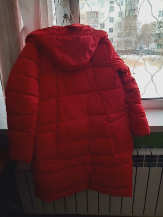 Продам красный пуховик
