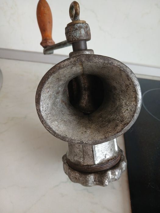 Чугунена месомелачка