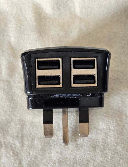 Четворно USB зарядно устройство.