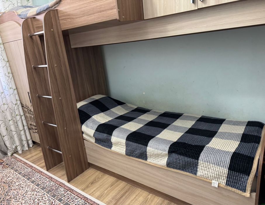 Двухъярусную кровать со шкафом