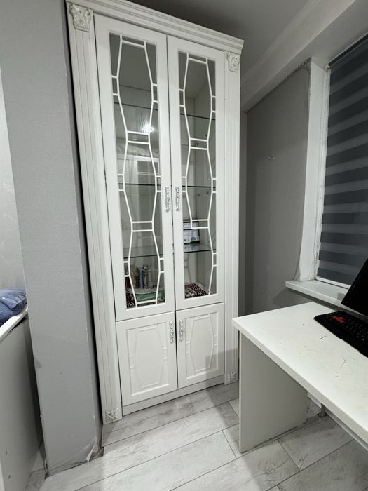 Шкаф витрина для гостинной