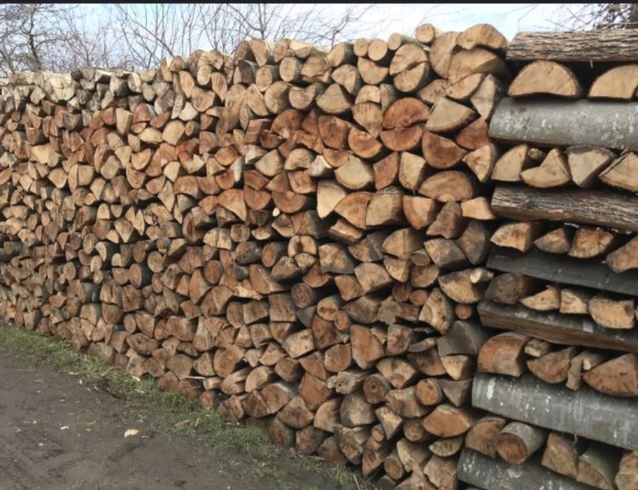 Lemne de foc tăiate și sparte