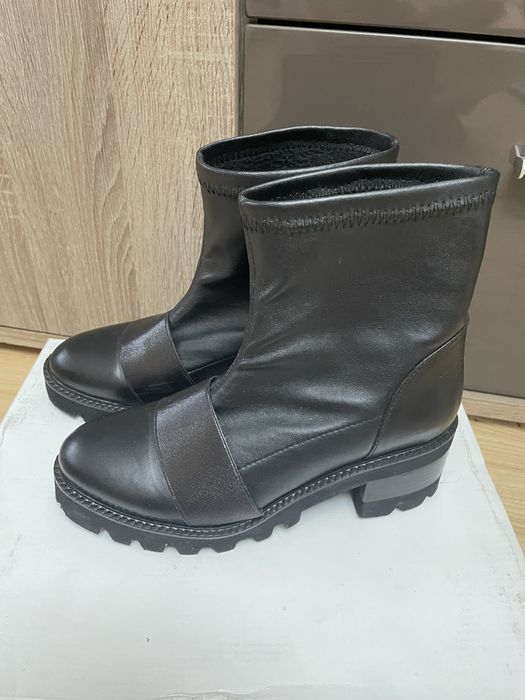 Боти CARLO  FABIANI-номер 36, но отговарят на 37