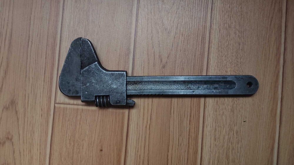 Раздвижен (водопроводен) ключ.