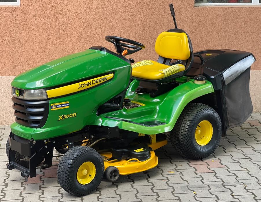 Cositoare de tuns iarba John Deere X 300 R cu Coș  / 603cc / 20 cai putere V- Twin / Recent adus!