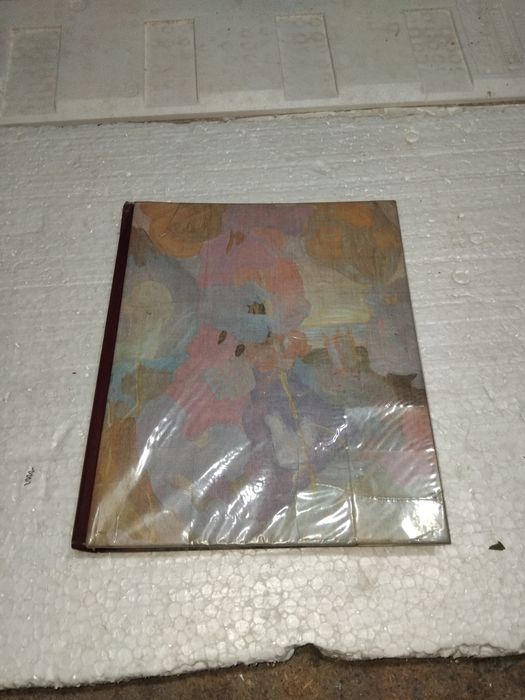 Продам  книгу на трех языках.