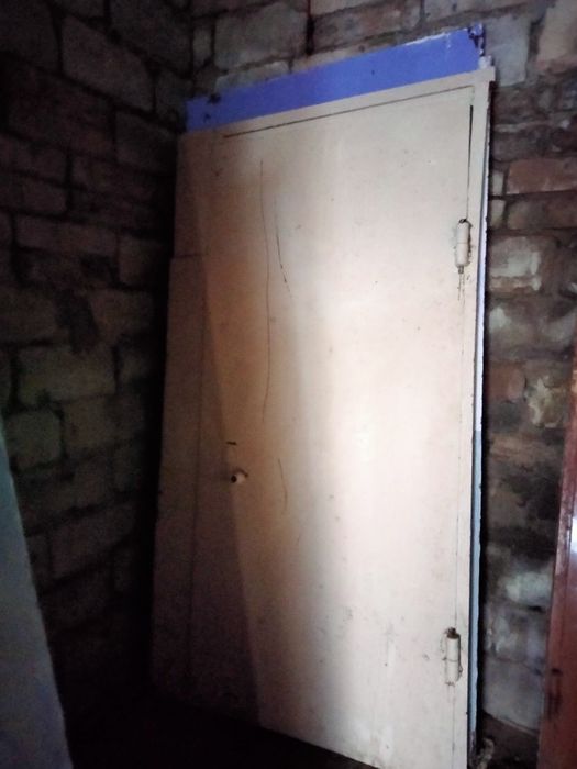 Тамбурные железные двери.