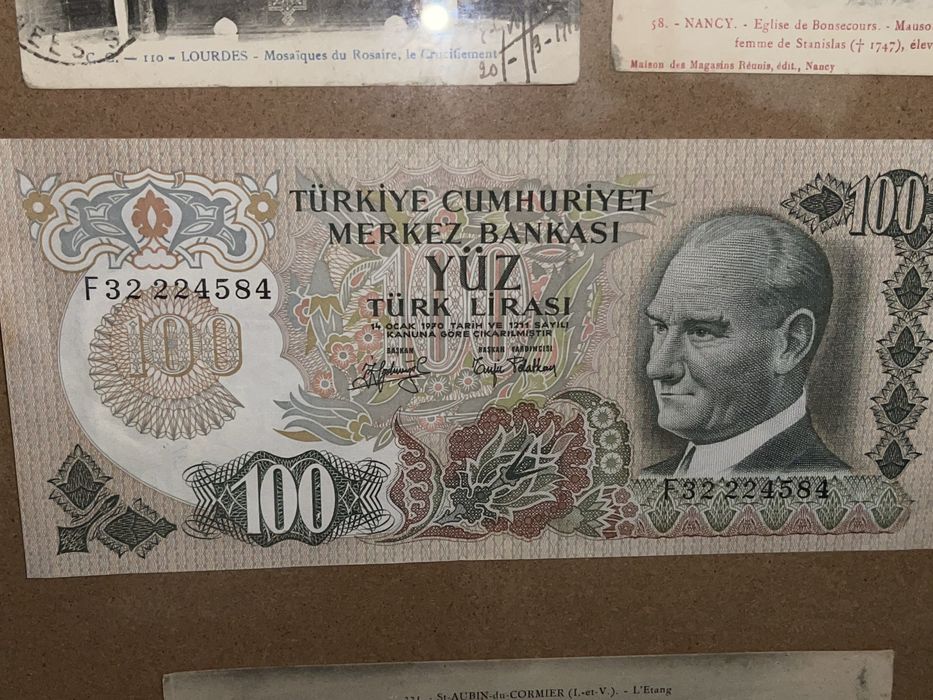 Vand tablou vintage cu carti postale si bacnote