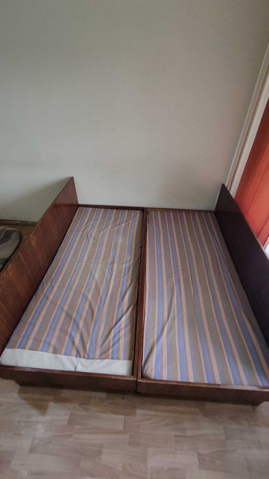 продавам 2 броя легла и 2 фотьойла всеки по 50 лв. на колелца