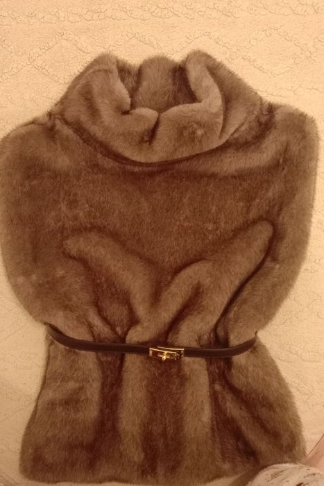 Продам жилет, женский. Очень красивый цвет. Стильный и модный.