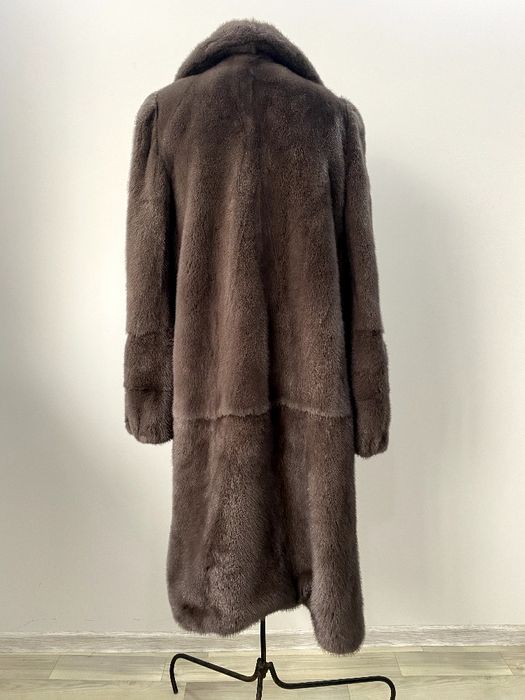 Натуральная норковая шуба  с английским воротником.Полностбю цельный