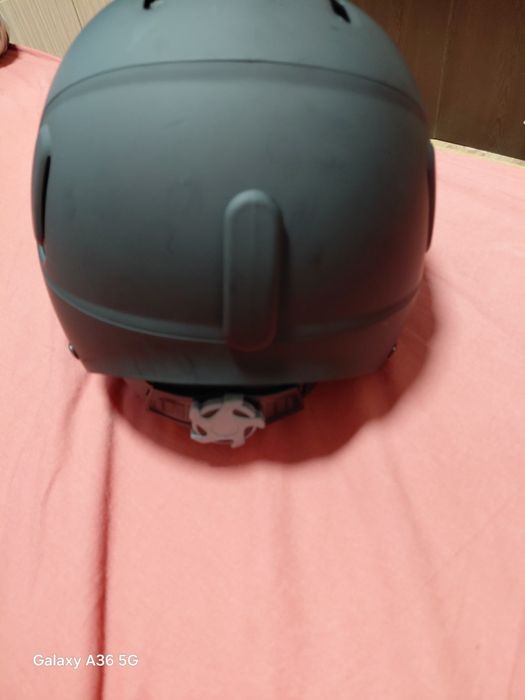 Каски за ски нови.