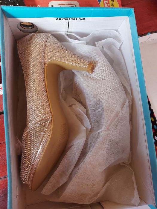 Sandale superbe,aurii,nr 36