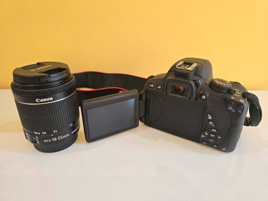 Фотоапарат Canon EOS 700D с обектив EFS 18-55mm