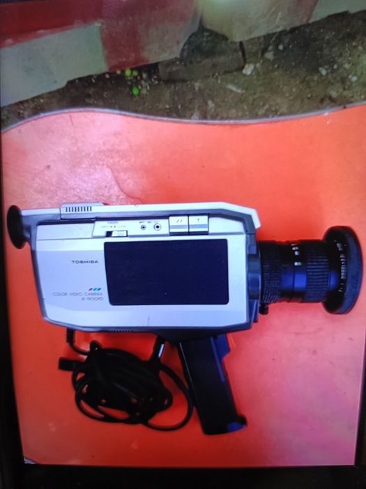 Toshiba color video camera Ik-1900PD
Fără încărcător din păcate pentru colecționari.