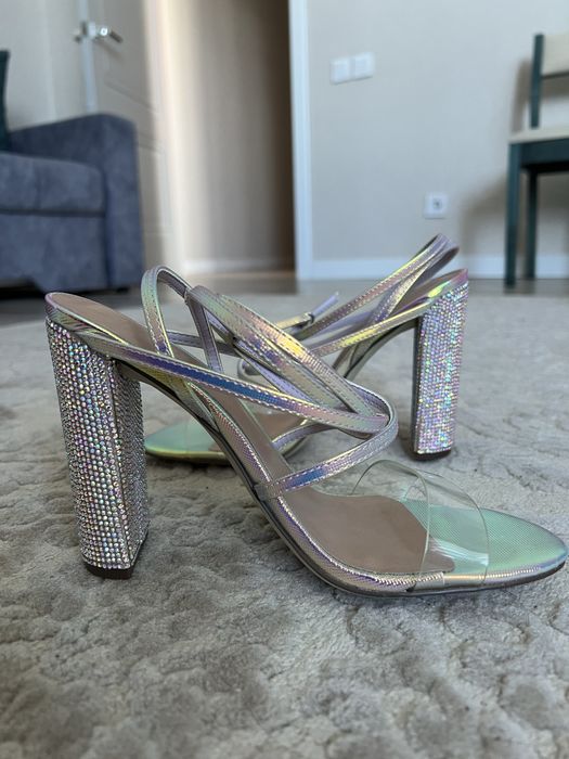 Продам босоножки