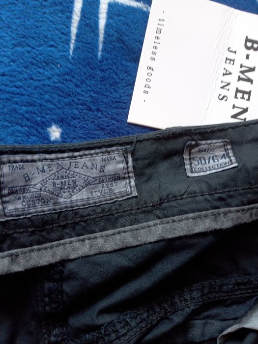 Vând pantaloni scurti