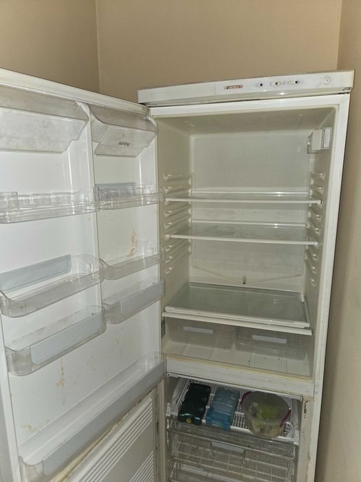 Продавам хладилник с фризер Снайге с 2 отделни компресора