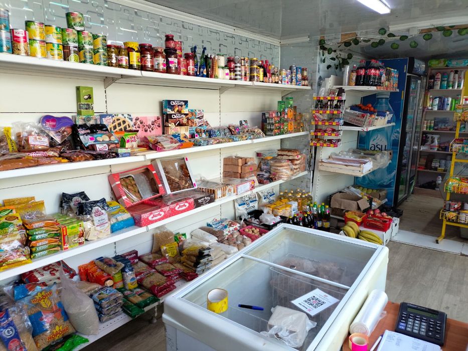 Продам контейнер со стелажами.