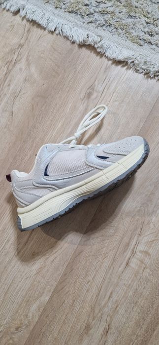 Кроссовки новые легкие