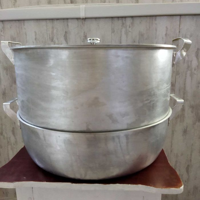 Мантышница,сковородка и разные крышечки для посуды.