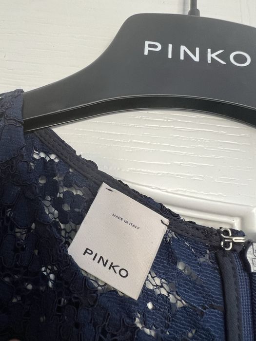 Тъмносиня дантелена рокля на Pinko с етикет
