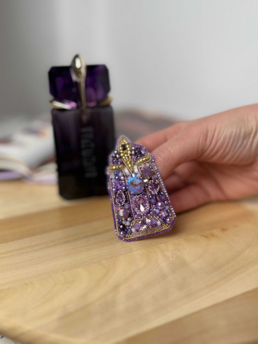 Brosa parfum "Alien" brodata manual cu margele si cristale
