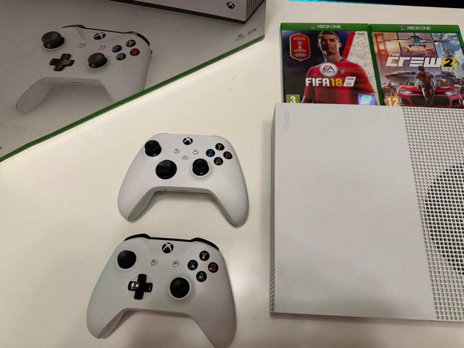 Vând Xbox One S 1TB