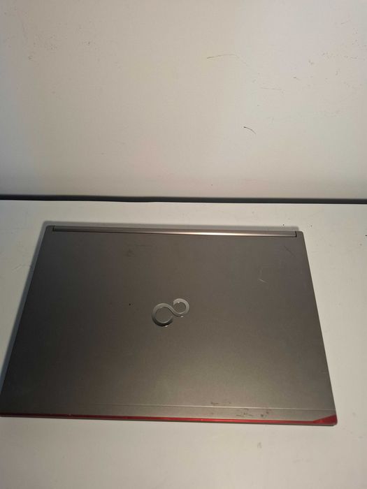 LaptopxFujitsu la 600 lei ,bateria tine 2 - 3 ore