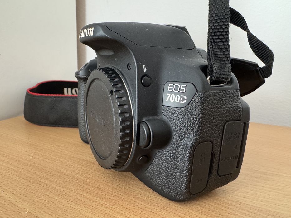 Canon EOS 700D body + Card 4GB + Baterie + Incarcator - Shutter 8533
