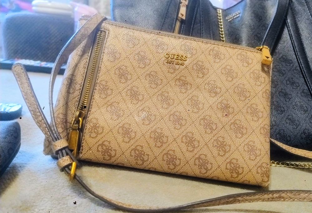 Дамска чанта Guess.