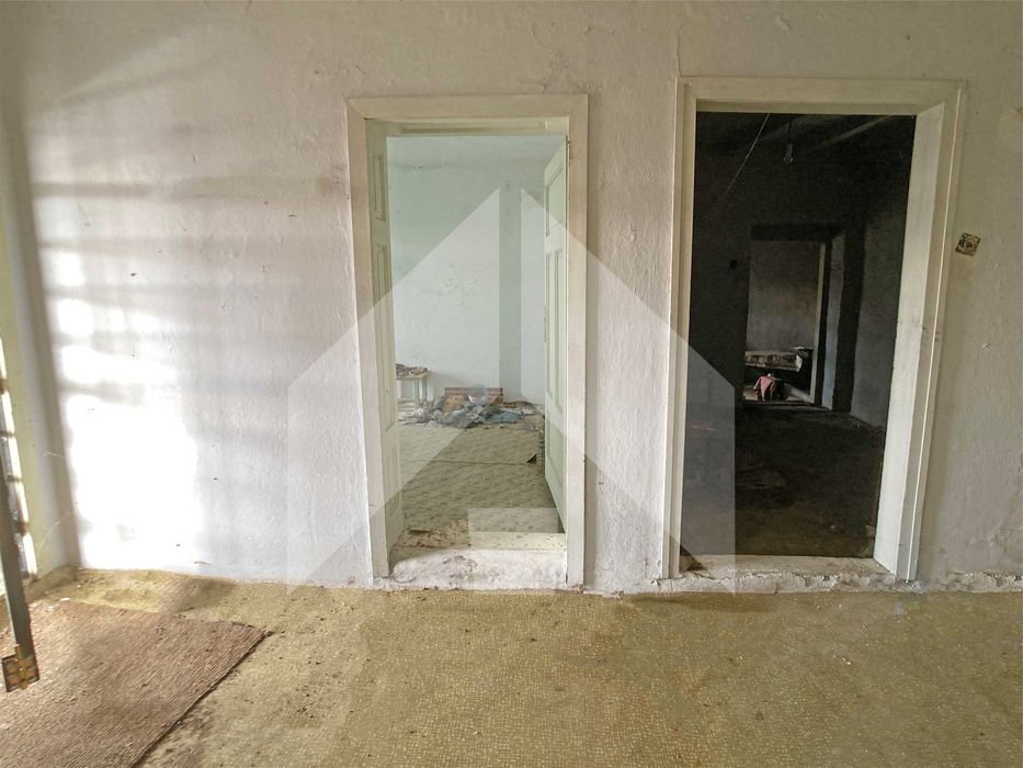 Продава тухлена селска къща в ЕКО село Беджене, община Нови пазар.