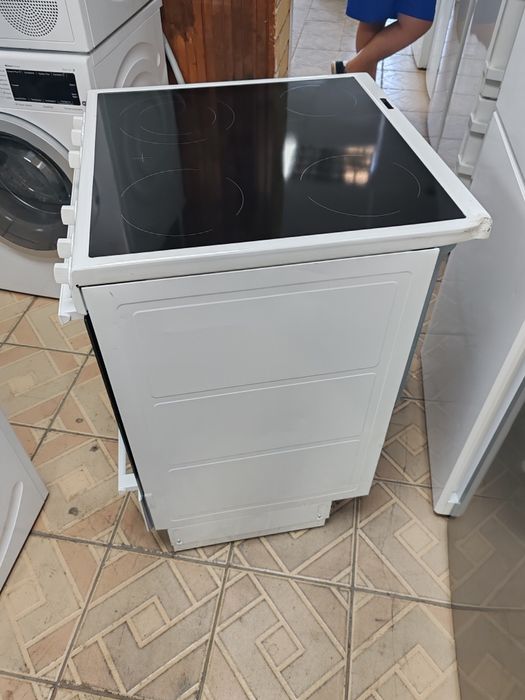 Свободно стояща печка с керамичен плот Electrolux с 2 години Гаранциия