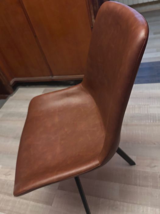 Кухненски стол HYGUM въртящ се цвят коняк/черно