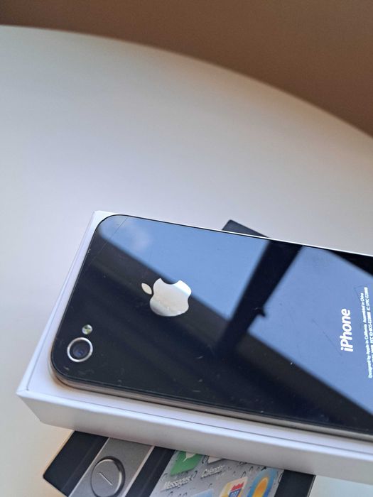 iPhone 4 с оригинална опаковка и аксесоари