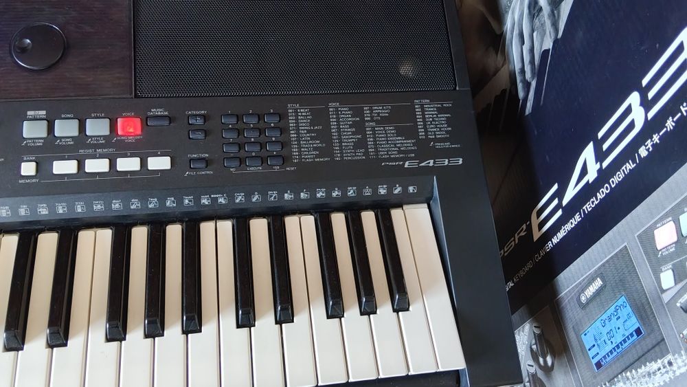 Синтезатор Yamaha PSR-E433, б/у