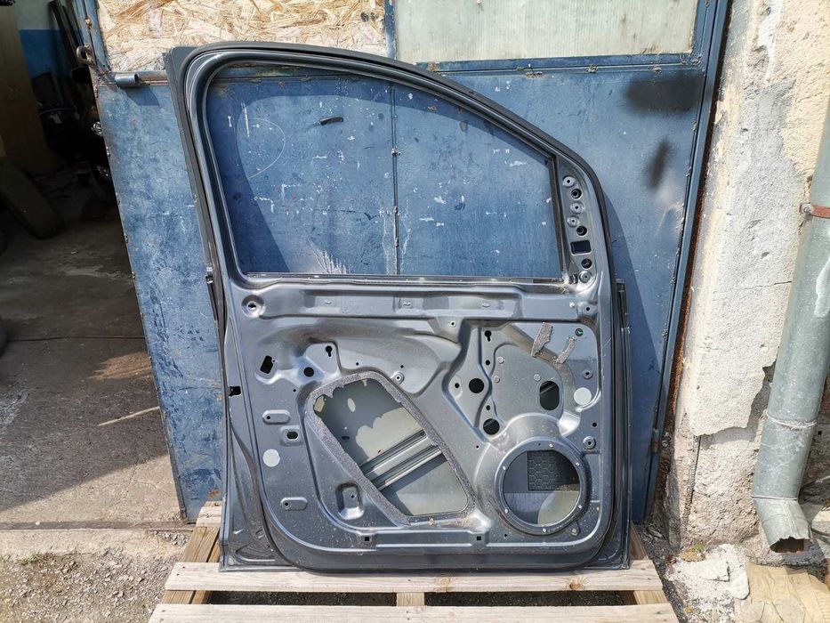 VW Caddy предна лява врата 2016година