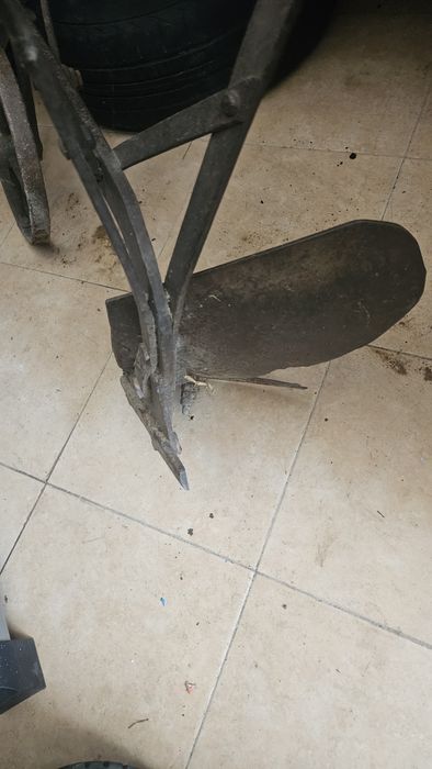 старо метално рало, плуг