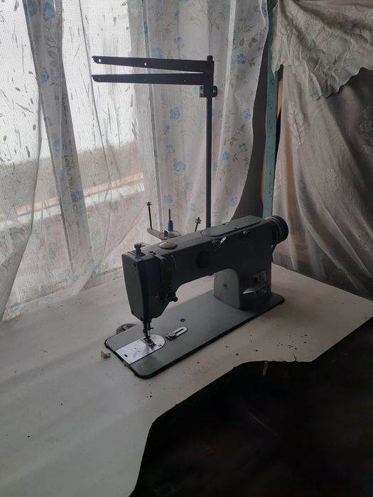 Прадаётся швейная машинка