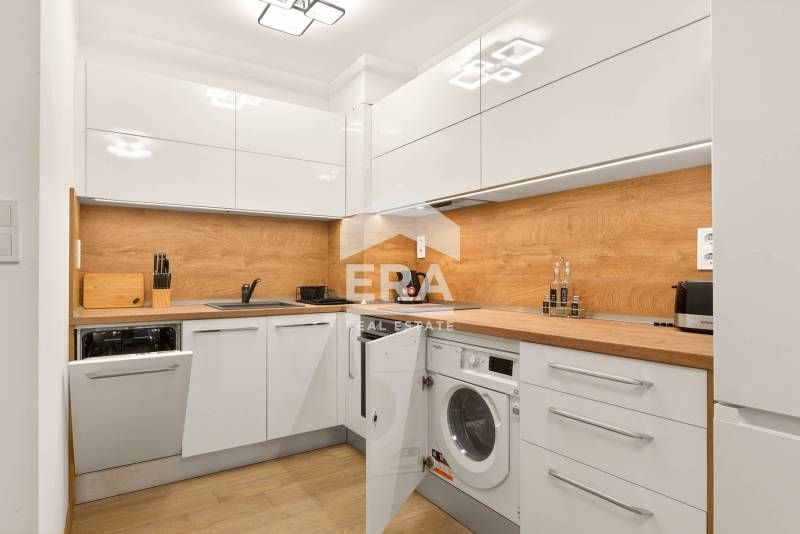 Двустаен, чисто нов, обзаведен апартамент за продажба, със собствен дв