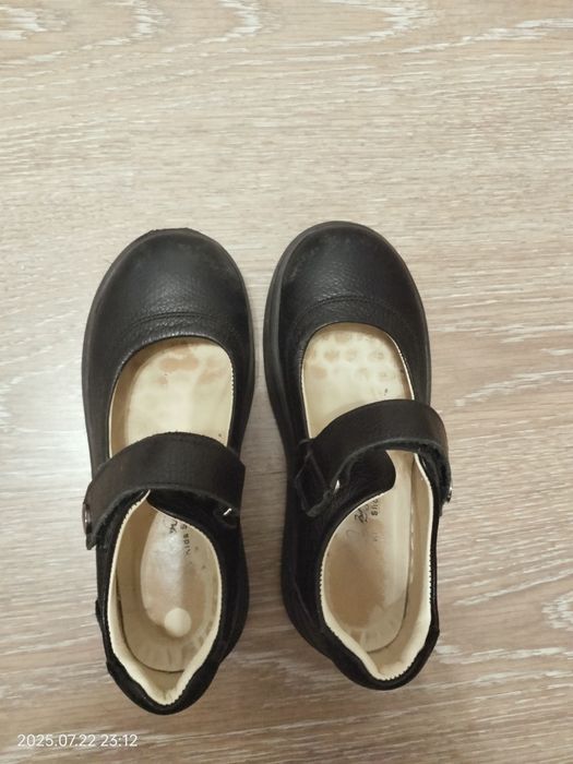 Продам кожаные туфли для девочки